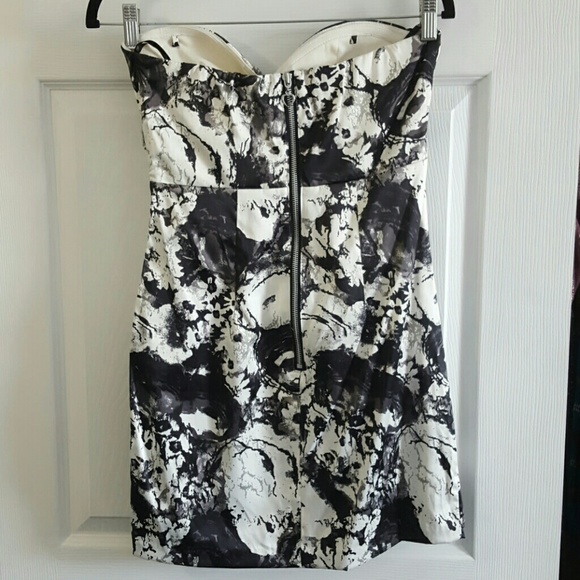 ⬇️Black and white dress - Picture 2 of 4